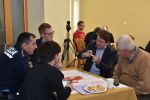 Za isto mizo so sedeli mladi in starejši, gospodarstveniki in prostovoljci, …