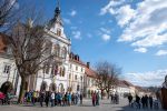 Dogodka ob 8. marcu se je ob lepem vremenu udeležilo okoli sto ljudi. (Foto: Alenka Peterlin)